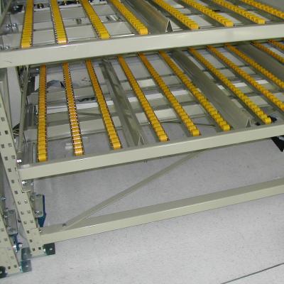 China Industrial Warehouse Storage Racking 700kg Per 55*47*1.5mm Straight Beam And Cardboard Flow Racking Gravity Level Roller With Wheels for sale