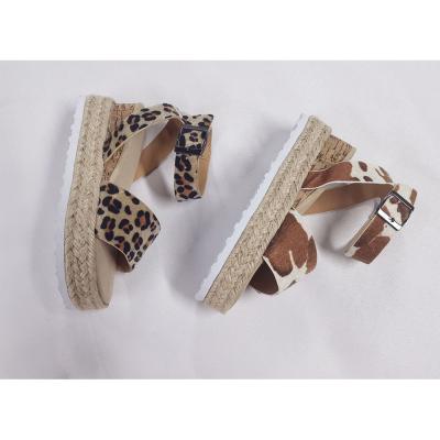 China Fashion Trend Girls Straw Sandals Leisure Cow Rivet Woven Outdoor Beach Sandals for sale