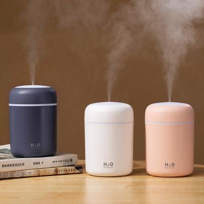 China Car Mini Led Light 300ml Cup Spray Humidifier Double Mist Spray Aroma Essential Oil Diffuser H2o Car Air Wet Humidifiers for sale