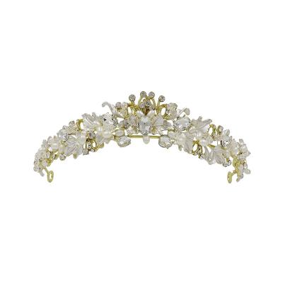 China Alloy+ Rhinestones Wholesale New 2021 Pearl And Flower Crystal Crown Royal Wedding Accessories Crown Tiara for sale