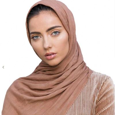 China Wholesale Leisure Muslim Women's Cotton Pleated Malay Hijab Scarf Breathable And Comfortable Headscarf for sale