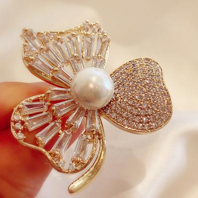 China Luxury brooch high-grade temperament pearl flower three-leaf zircon soft suit coat accessories anti-go light pin for sale