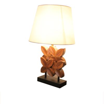 China Modern Cheap Modern Designer Sculpture Maple Leaf Table Lamp Resin Lampshade Small Small Lamp For Decorative Table for sale