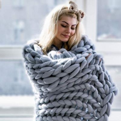 China Anti-Static Cozy Luxury Throw For Bed Blanket Breathable Handwoven Chenille Knitted Cozy Knitted Blanket for sale