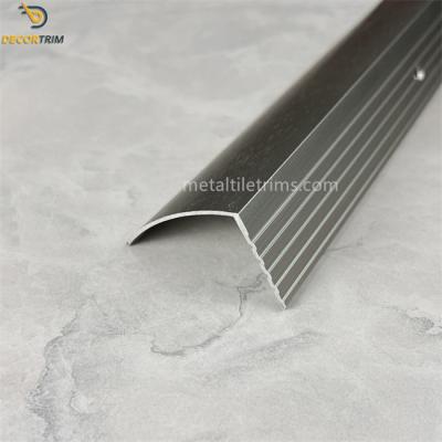 Cina Piastrelle d'argento metallo L angolo piastrelle metallo all'esterno angolo rifinitura Transition Strip in vendita