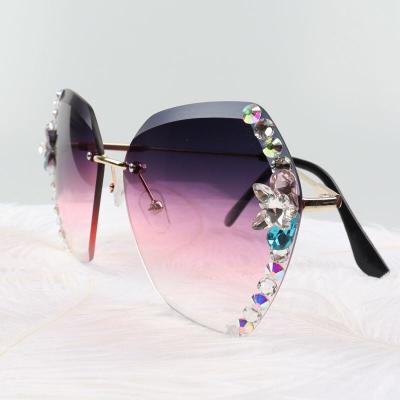 China Fashion Sunglasses 2022 Luxury Vintage Brand Rhinestone Rimless Sunglasses Women Women Men Shape Gradient Glass Sun Glass Shades For Female for sale