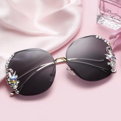 China Fashion Sunglasses 2021 Luxury Vintage Brand Rhinestone Rimless Sunglasses Women Women Men Shape Gradient Glass Sun Glass Shades For Female for sale