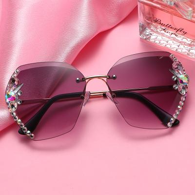 China Fashion Sunglasses 2021 Luxury Vintage Brand Rhinestone Rimless Sunglasses Women Women Men Shape Gradient Glass Sun Glass Shades For Female for sale