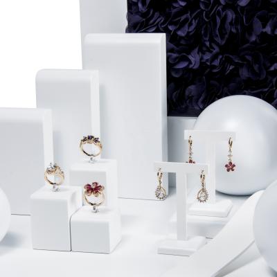 China Noble And Elegant Unique Jewelry Packaging Display Card Jewelry Shows White Set Display Stands For Jewelry for sale