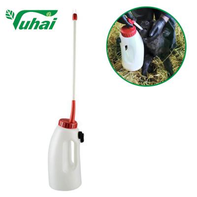 Chine Bouteille d'alimentation pour animaux de 4 litres en PE, tube long 44*26,5 mm, équipement pour le bétail pour chèvres à vendre