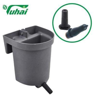 China Cubo de alimentación de 3L Cubo de alimentación de vacas gris con una tetera Para la alimentación de terneros de granjas lecheras en venta