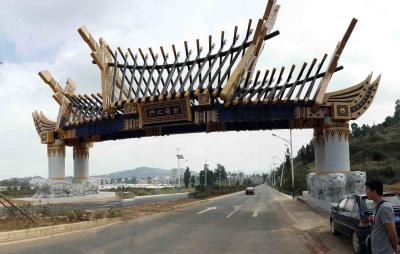 China Grande escultura exterior da cor dourada um comprimento de 50 medidores para a decoração da cidade à venda