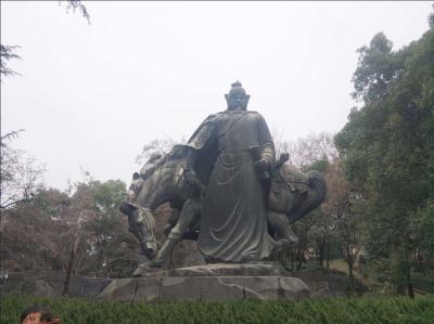 China Escultura de bronce al aire libre del estilo artificial, estatuas clásicas del bronce de la antigüedad del bastidor en venta