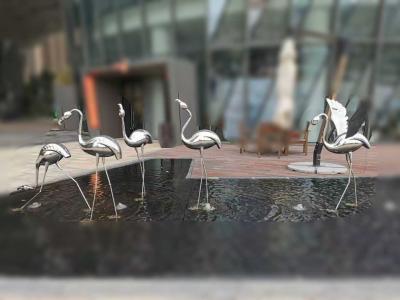 China Spiegel polierte Tierskulpturen der Metalllebensgroßen Flamingos für Hotel-Verzierungen zu verkaufen