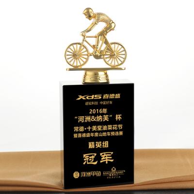 China Europe Mountain Bike Game Awards Crystal Black Base With Gold Figure Bike Trophy Awards Plate for sale