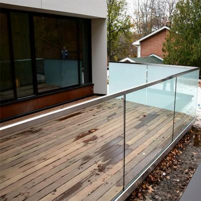 China Weatherproof And Stylish Aluminum Glass Fence With Tempered Panels For Clear Views for sale