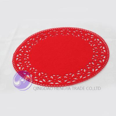 China Sustainable Red Round Felt Snowflake Christmas Place Mat for sale