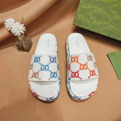 China Hot Selling Luxury Women's Summer Designer Slippers Ladies Beach Sandals Latest Shoes Adult Classic Sandals New Design for sale