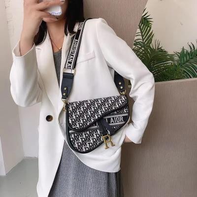 China 2022 New Fashion 2023 New Fashion Messenger Bags PORTABLE Unisex Designer Pattern Crossbody Bag Letter Saddle Bag Luxury Sling Clips Handbags for sale