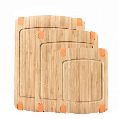 China 2021 Sustainable Hot New Wholesale 3 Piece Bamboo Kitchen Cutting Board Chopper Set With Handle And Grooves for sale