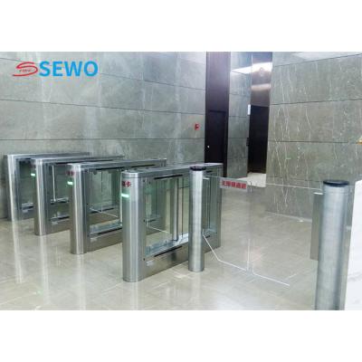 China Puerta giratoria de velocidad de plata, puerta giratoria de vidrio para la entrada del supermercado en venta