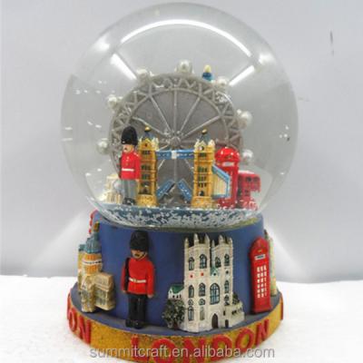 China Custom Europe European London Souvenirs Resin Water Globe Gift Snow Globes for sale