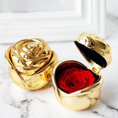 China Wedding and Valentine's Day Gift Amazon Top Selling Forever Preserved Roses in Heart Shaped Acrylic Gift Boxes for Wedding and Valentine's Day Gift for sale