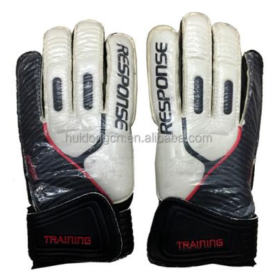 China Latex + thick PVC soccer goalkeeper gloves, black and white professional hand protection PVC latex soccer goalkeeper gloves for sale