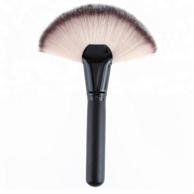 China Long Handle Large Synthetic Hair Fan Makeup Brush High Quality Wood Skin-friendly Fan Brush for sale