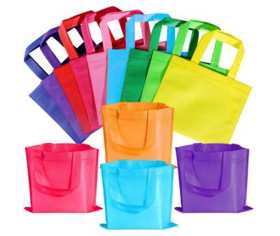 China Bolsa de regalo de fiesta en blanco sin tejido Bolsas de regalo DIY Bolsas de regalo con mangos Bolsas favoritas de fiesta para ducha para bebés Suministros de fiesta de cumpleaños de arco iris en venta