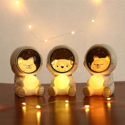 China Dropshipping 2022 New New-designed Pet Astronaut Night Light Cute Resin Lamp For Bedroom Living Room Decoration for sale