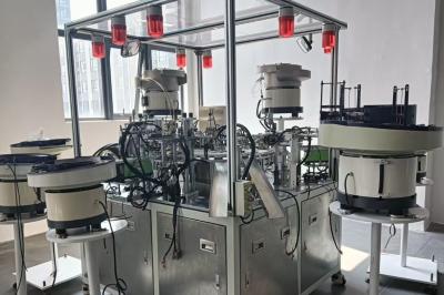 China Máquina de enchimento de tampa rotativa ou linear personalizada para fechamento de garrafas de vinagre de soja e temperos à venda