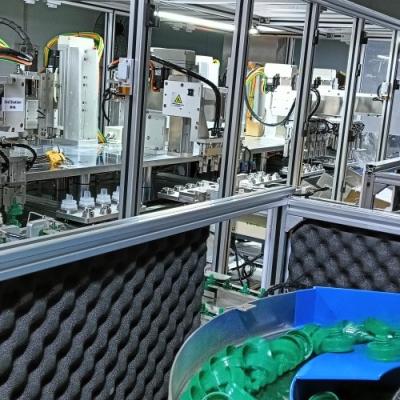 China Máquina de montagem de tampa de detergente para roupa para montagem simultânea de dois tamanhos de produtos à venda