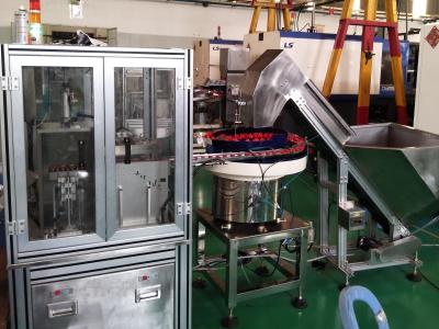 China Automatic cap closing machine is driven by servo, the equipment is more stable, can be changed according to customer needs, high flexibility for sale