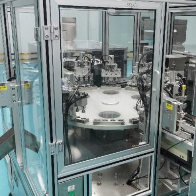 China Velocidad de funcionamiento estable y alta precisión de ensamblaje Cap Desicante Silica Gel de llenado Cap de ensamblaje de sellado máquina con servomotor y motor de indexación en venta