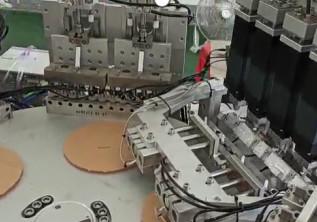 China Vollautomatische Montage von Nadelfreien Infusionsverbindungen mit Medizinproduktemontage-Maschine zu verkaufen