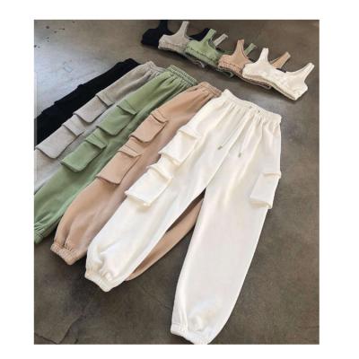 China custom Anti-wrinkle plain 2 piece crop tops and joggers sport tracksuit with pockets suits set for women for sale