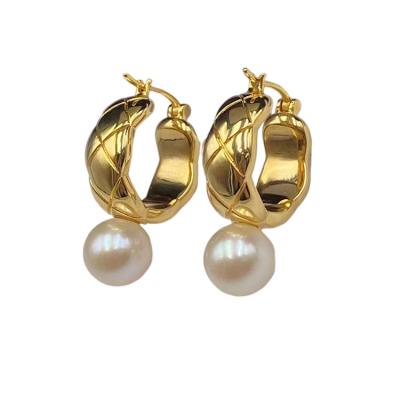 China Fashionable Elegant Eco-friendly 4D 18K Gold Plated Round Pearl Charm Dangle Earring Jewelry Pearl Stud Earrings Women Big for sale