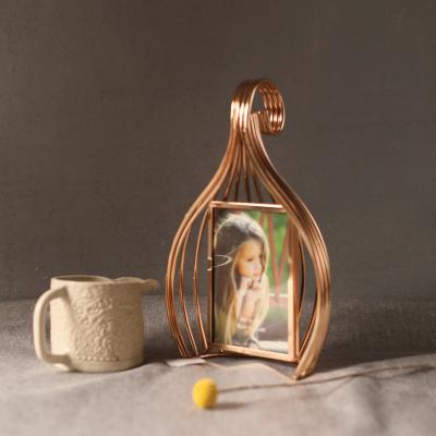 China Nordic Line Folding Classical Classic Home Desktop Photo Frame Metal Decor Picture Frame for sale