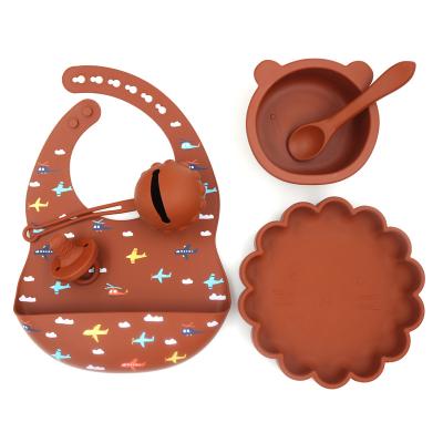 China BPA Free Baby Feeding Supplies Large Set Print Silicone Bib, Suction Cup and Dish Baby Feeding Tableware Set for sale