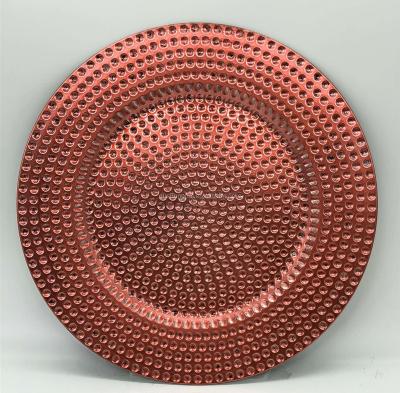 China Sustainable Wholesale Wedding Table Decoration 13 Inch Plastic Round Metallic Red Beaded Dinner Charger Plates for sale