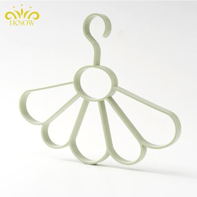 China Modern Household High Quality Plastic 5 Rings Hanger Storage For Tie Scarf Belt for sale