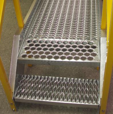 China Aluminum Punching Plate / Metal Perforated Walkway Non - Slip Punching Mesh for sale