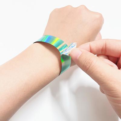 China Las pulseras de brillo ecológicas, las pulseras de brillo impresas holográficamente en venta