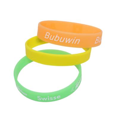 China Banda de silicona suave personalizada pulseras de goma decorativas ecológicas en venta