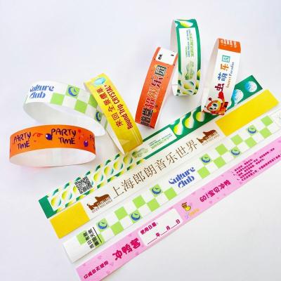 China Logotipo personalizado Impreso pulseras impermeables papel tyvek con numeración secuencial Código de barras en venta