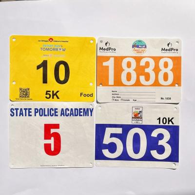 中国 Customized Race Numbers 0.5mm Thickness Tyvek Race Bib Numbers for Marathon Competition Triathlons in Rectangular Shape 販売のため