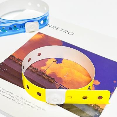 China Custom PVC Wristbands Customized Logo Color Vinyl PVC Promotional Event Activity Bracelet Wristband en venta