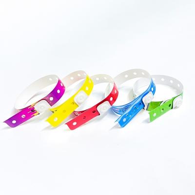 China Custom Logo Waterproof PVC Wristbands In Various Colors For Promotions en venta