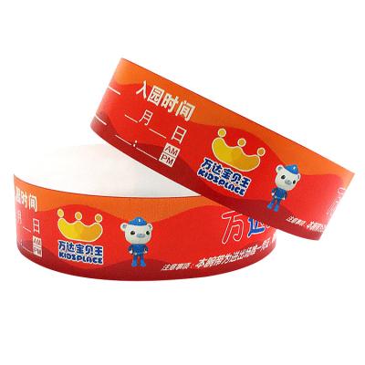 Chine Des bracelets tyvek colorés avec une impression en couleur, étanches à l'eau et à la sueur, résistants à la transpiration. à vendre